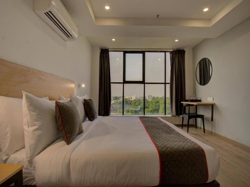 Shagun Hotel วาโดดารา ภายนอก รูปภาพ
