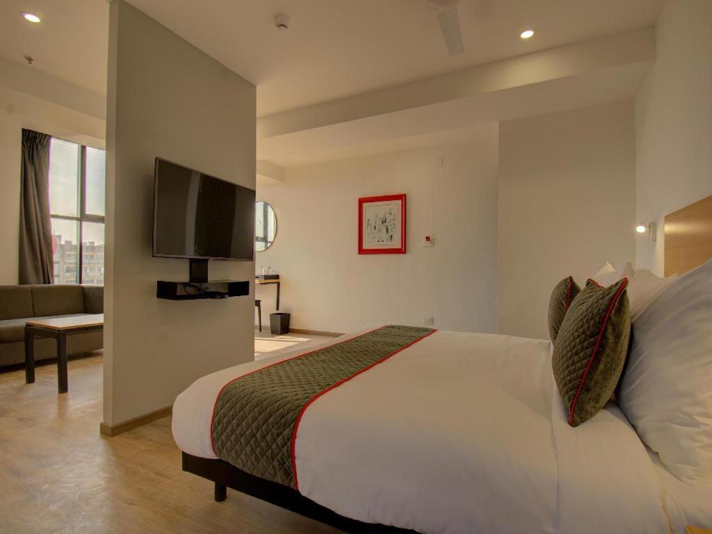 Shagun Hotel วาโดดารา ภายนอก รูปภาพ